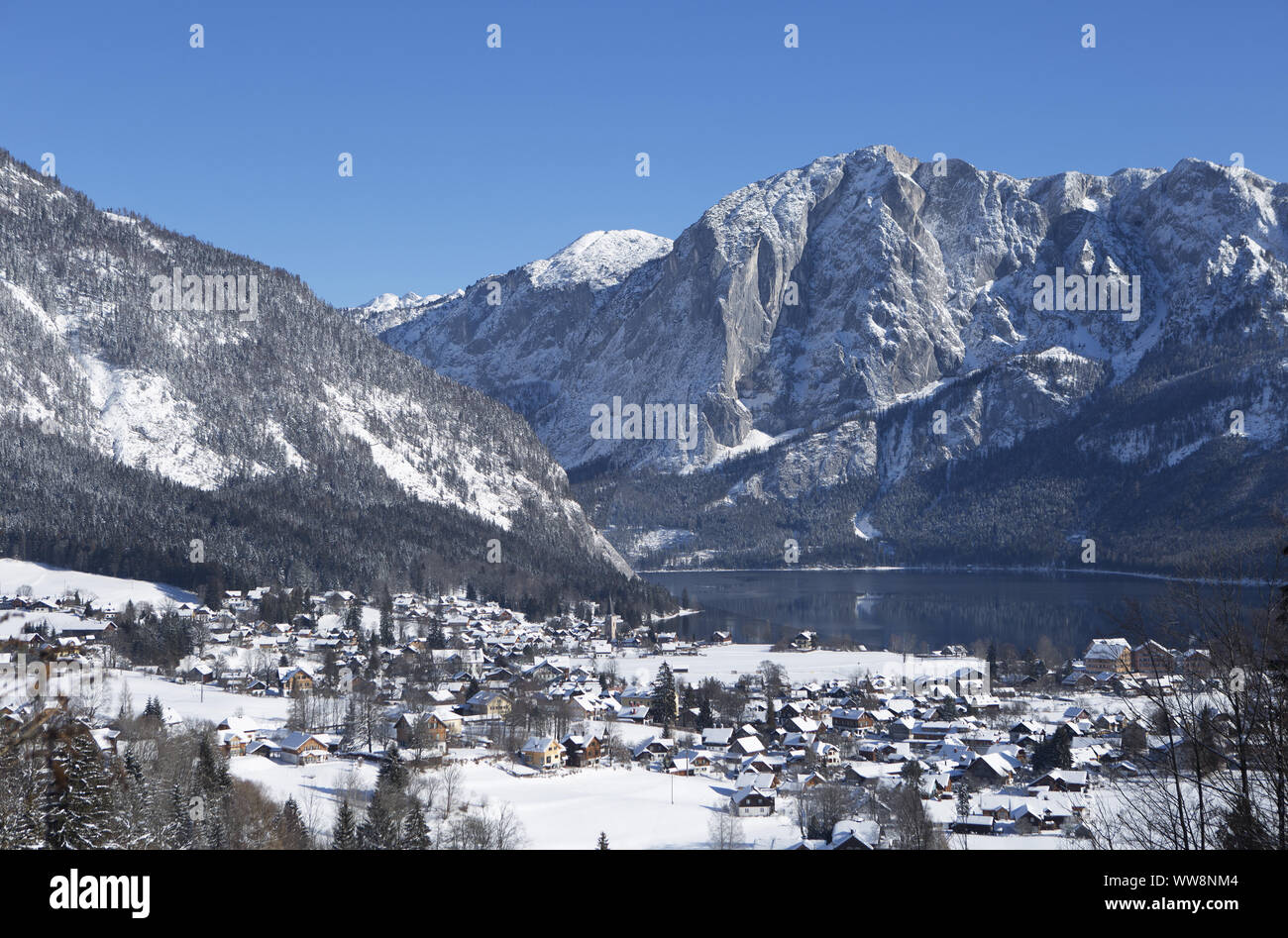 Vista sul lago di Altaussee con Trisselwand Mountain, Altaussee, Salzkammergut, Stiria, Austria Foto Stock