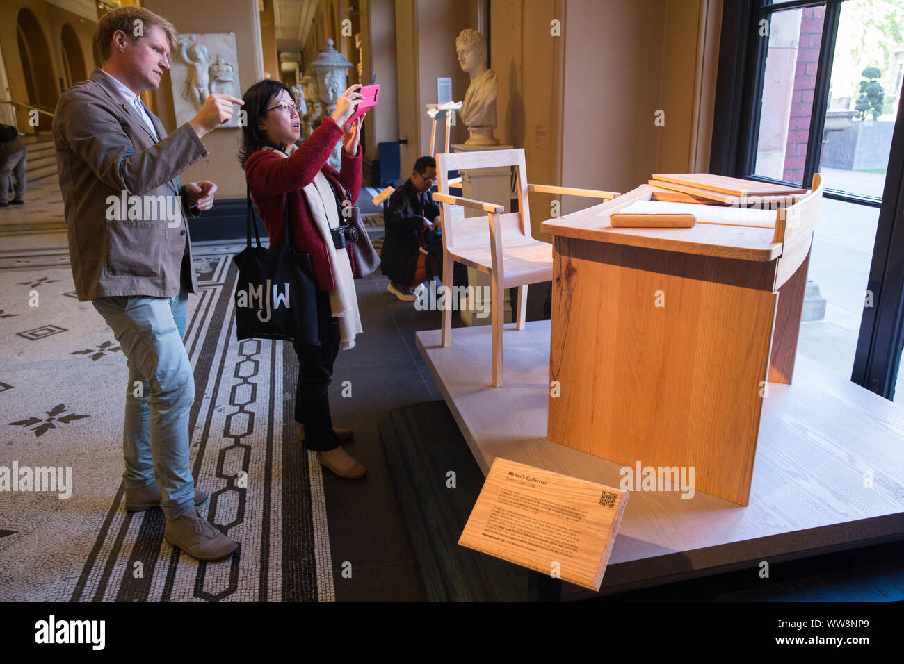 Londra, Regno Unito. 13 Settembre, 2019. Designer Sebastian Cox visualizza il suo Writer's Collection, una scrivania, sedia e portapenna sostenibile in quercia rossa Americana per Amanda Nevill del British Film Institute, presso il Victoria & Albert museum durante il London Design Festival di lancio. Il progetto fa parte dell'installazione legacy. Credito: Mark Kerrison/Alamy Live News Foto Stock