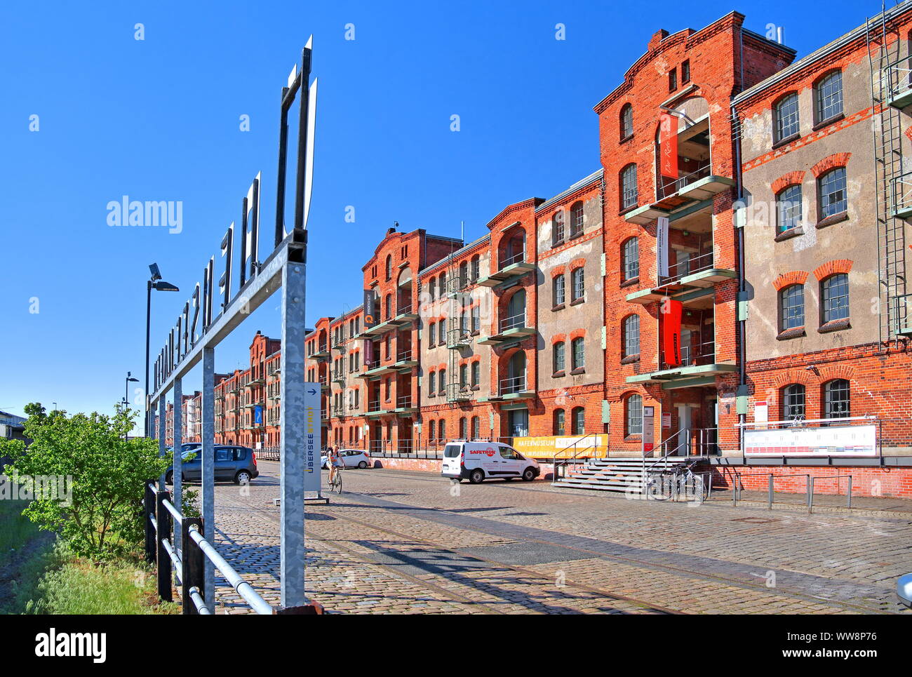 Storico Porto capannone per il rimessaggio XI presso l'ex Ãoeberseehafen nel Ãoeberseestadt, Bremen Land Bremen, Germania settentrionale, Germania Foto Stock