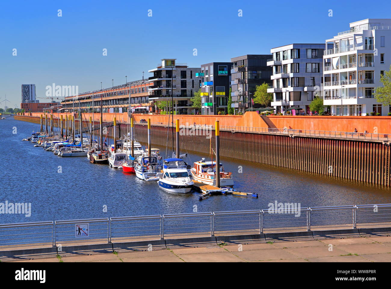 Porto europeo con marina, porto vecchio storage e appartamento case nella città d'oltremare, Bremen, Bremen, Germania settentrionale, Germania Foto Stock