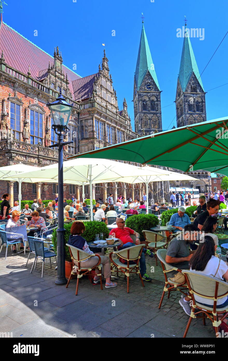 Street cafe sulla piazza del mercato con il Municipio e St.-Petri-Dom, Bremen Land Bremen, Germania settentrionale, Germania Foto Stock