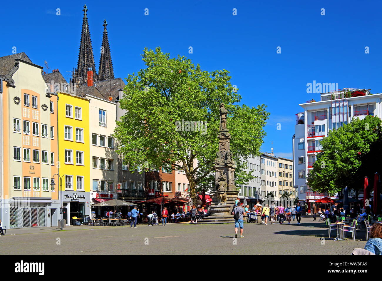 Il mercato vecchio con monumento Jan von Werth e torri della cattedrale nella città vecchia di Colonia, nella Renania settentrionale-Vestfalia, Germania Ovest, Germania Foto Stock