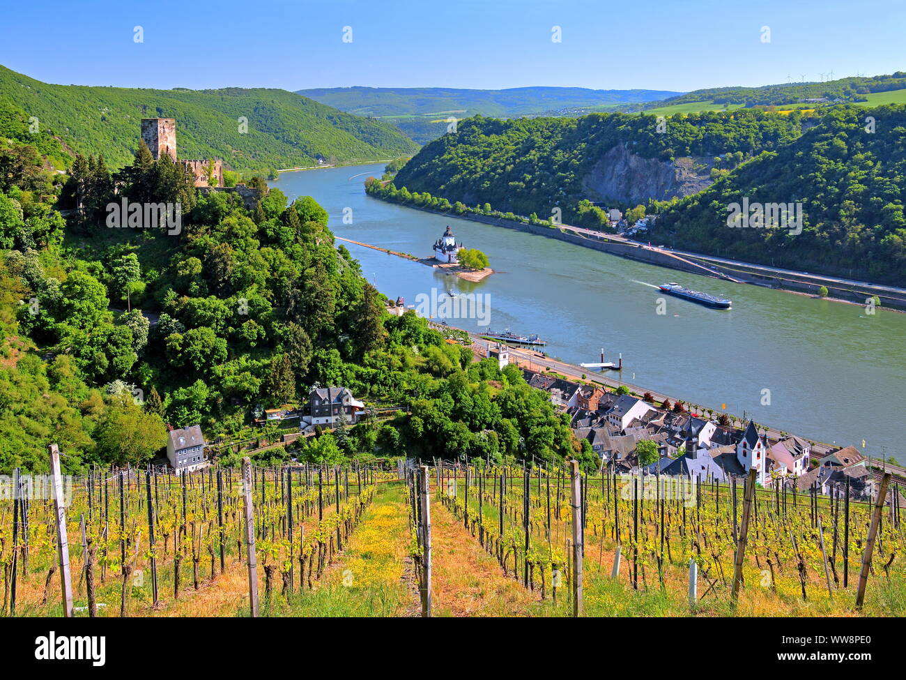 Panorama del villaggio della valle del Reno con Gutenfels castello Pfalzgrafenstein e Castello di Reno, Kaub, Valle del Medio Reno, Renania-Palatinato, Germania Ovest, Germania Foto Stock