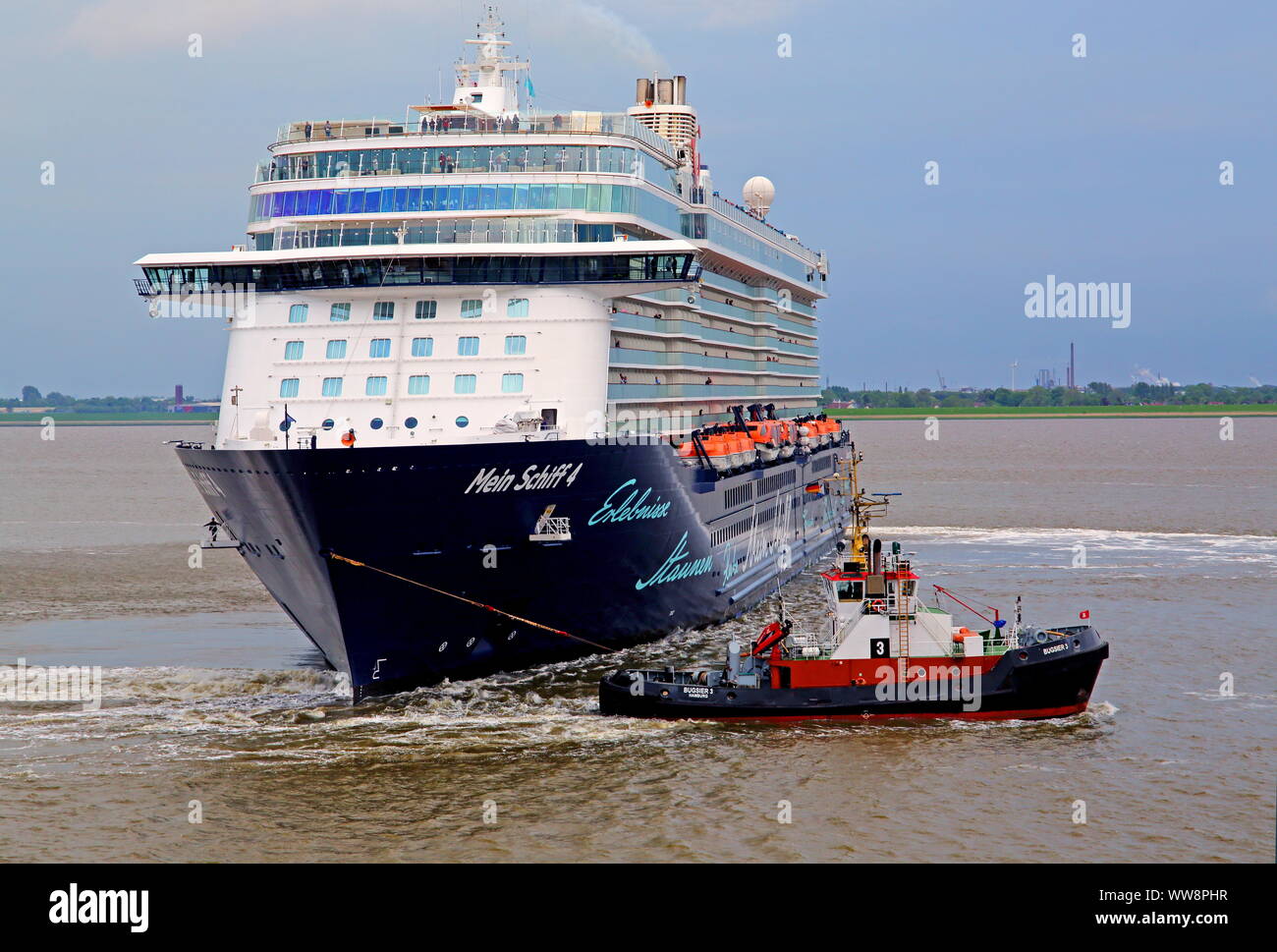 La nave di crociera Mein Schiff 4 su der Weser vor der Columbuskaje, Bremerhaven, WesermÃ¼ndung, Land Bremen, Norddeutschland, Germania Foto Stock