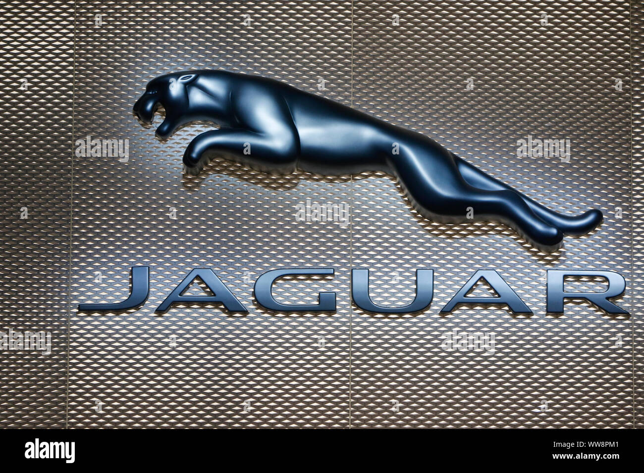 Francoforte, Germania. Xii Sep, 2019. Il logo del costruttore inglese di autoveicoli Jaguar al 2019 Internationale Automobil-Ausstellung (IAA). (Foto di Michael Debets/Pacific Stampa) Credito: Pacific Press Agency/Alamy Live News Foto Stock
