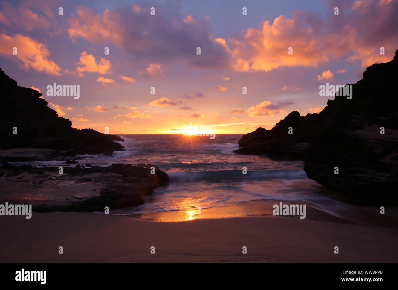 Sunrise over Halona Cove sulla costa sud-orientale di Oahu, Hawaii Foto Stock