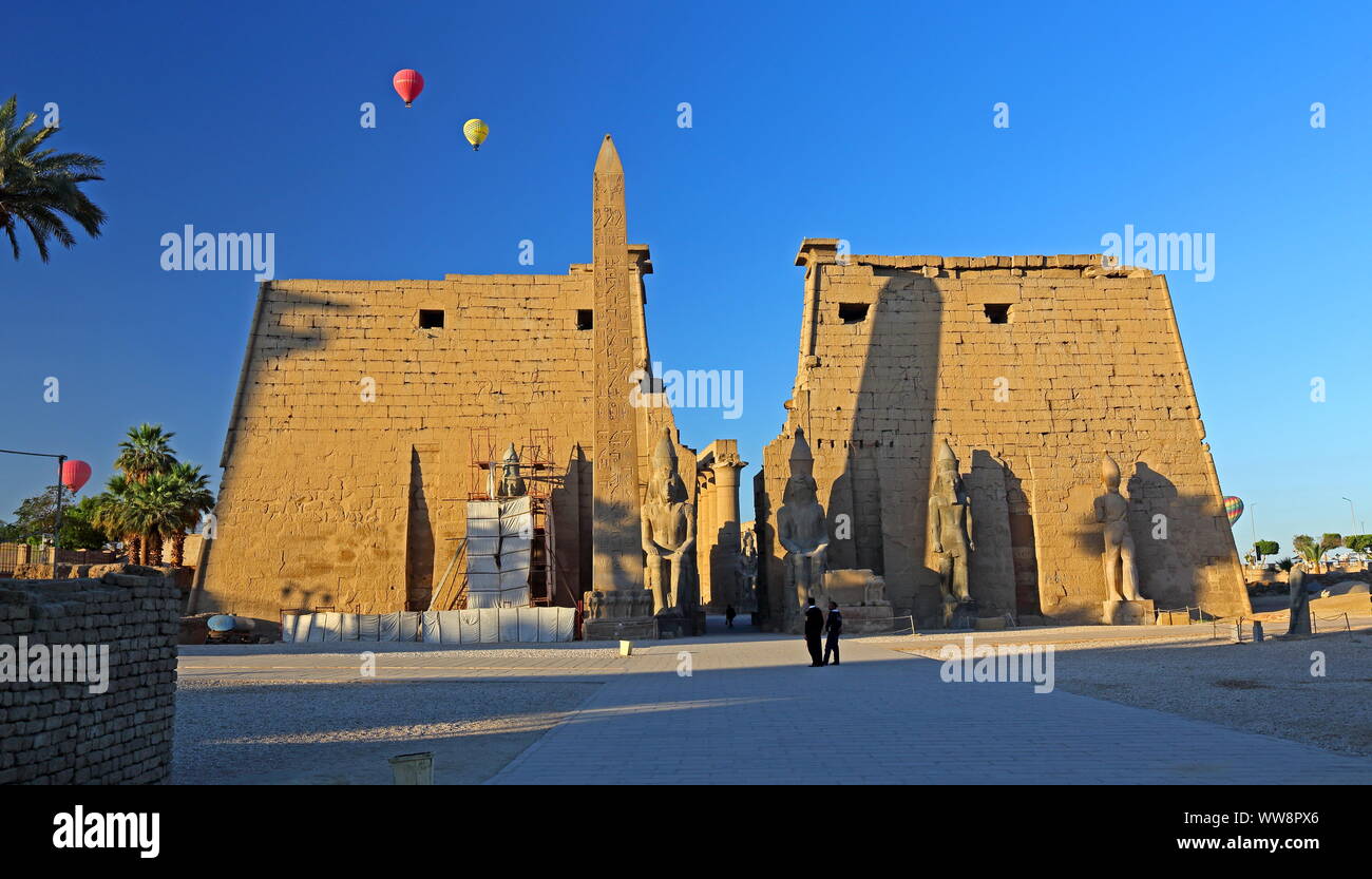 Pilone con obelisco e statue di Ramses II, Tempio di Luxor, Luxor, Alto Egitto Egitto Foto Stock