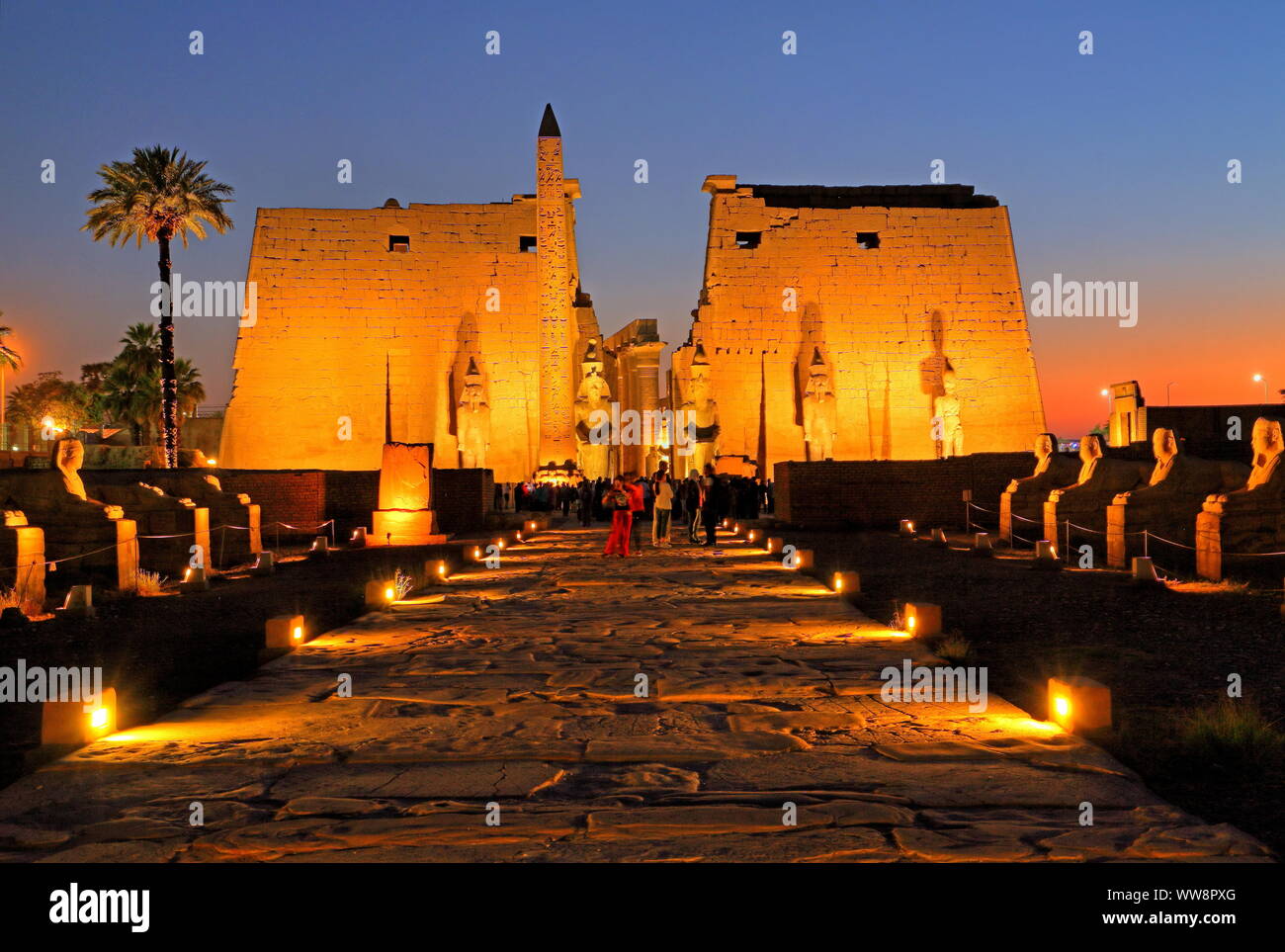 Viale di sfingi con pilone, Obelisco e statue di Ramses II, Tempio di Luxor, Luxor, Alto Egitto Egitto Foto Stock
