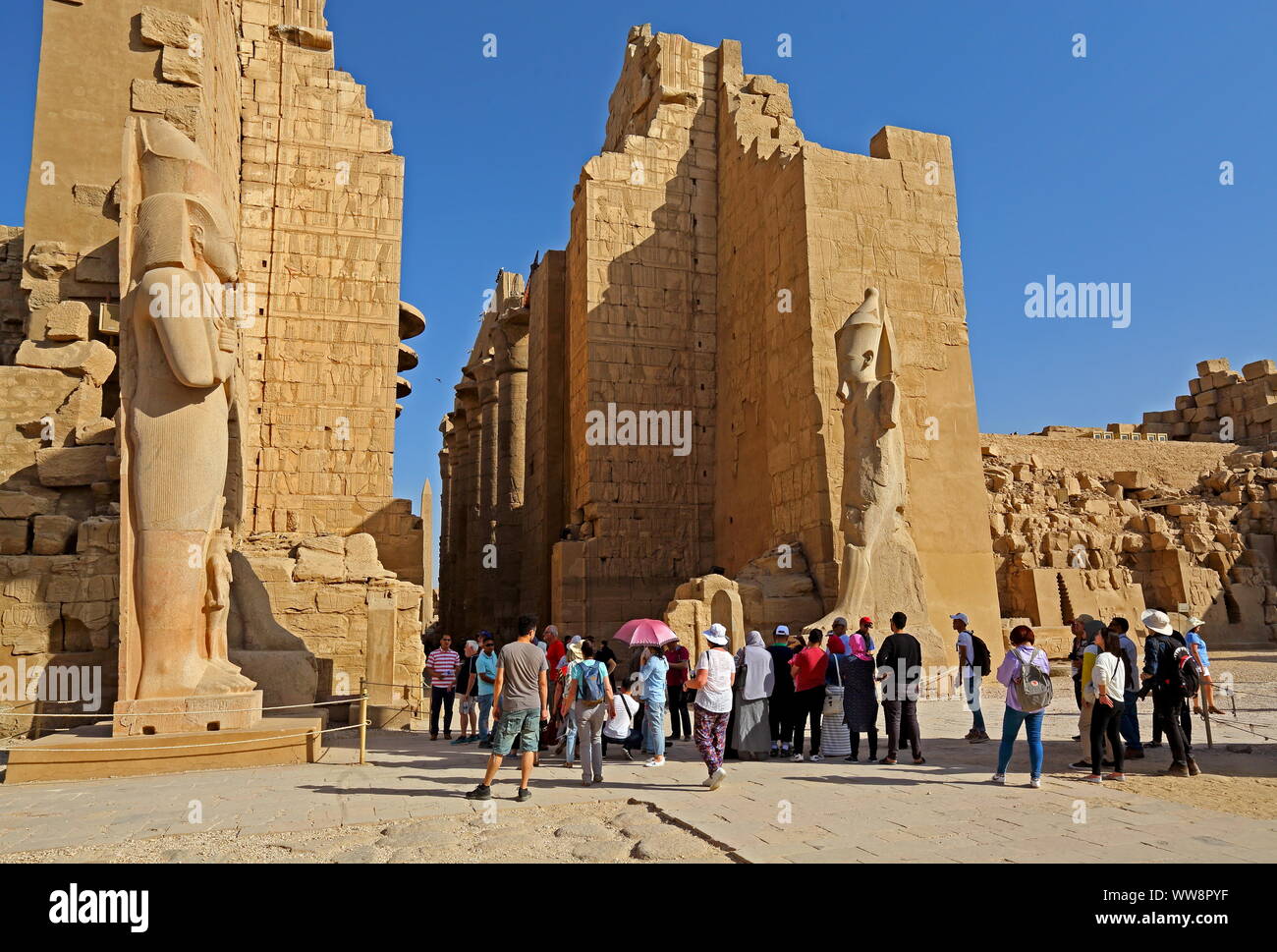 Gruppo turistico nel Tempio di Karnak, vicino a Karnak Luxor, Alto Egitto Egitto Foto Stock