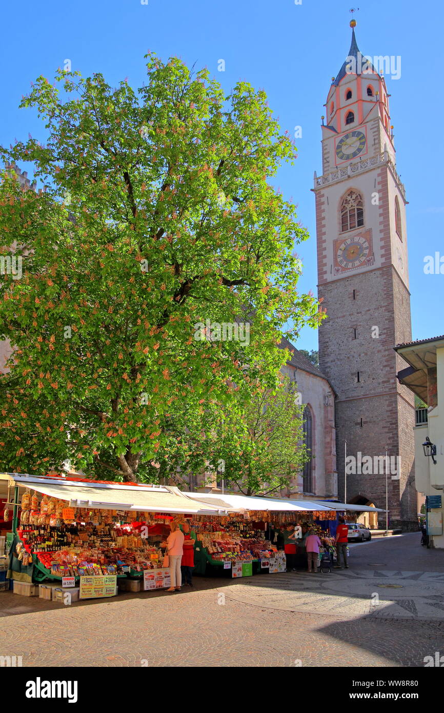 Le bancarelle del mercato in Piazza Duomo nella città vecchia e la torre della chiesa parrocchiale, Merano, Valle dell Adige, Burgraviate, Alto Adige, Italia Foto Stock