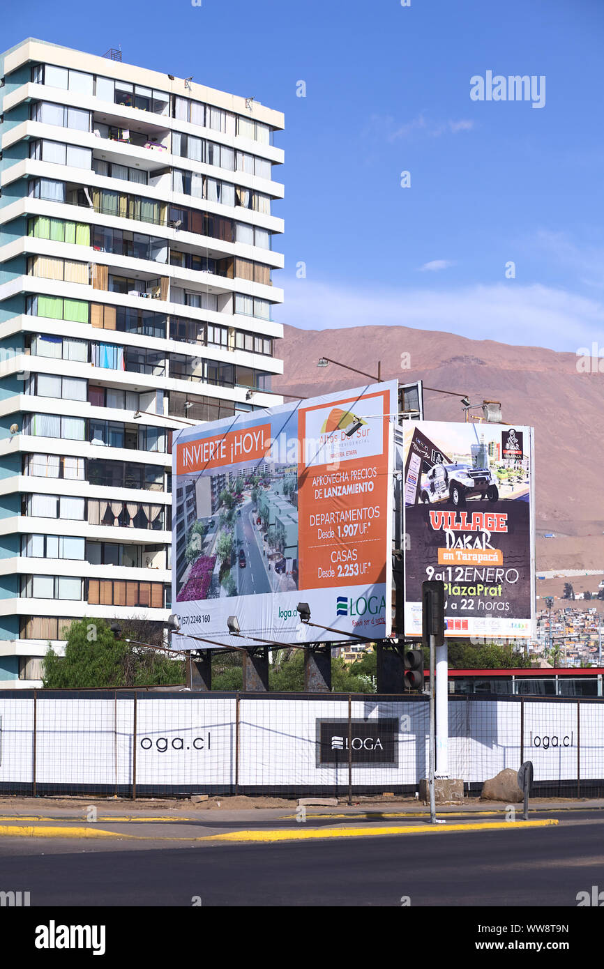 IQUIQUE, Cile - 23 gennaio 2015: Segno lungo Arturo Prat Chacon avenue informare circa la costruzione di nuovi appartamenti e case a Iquique Foto Stock