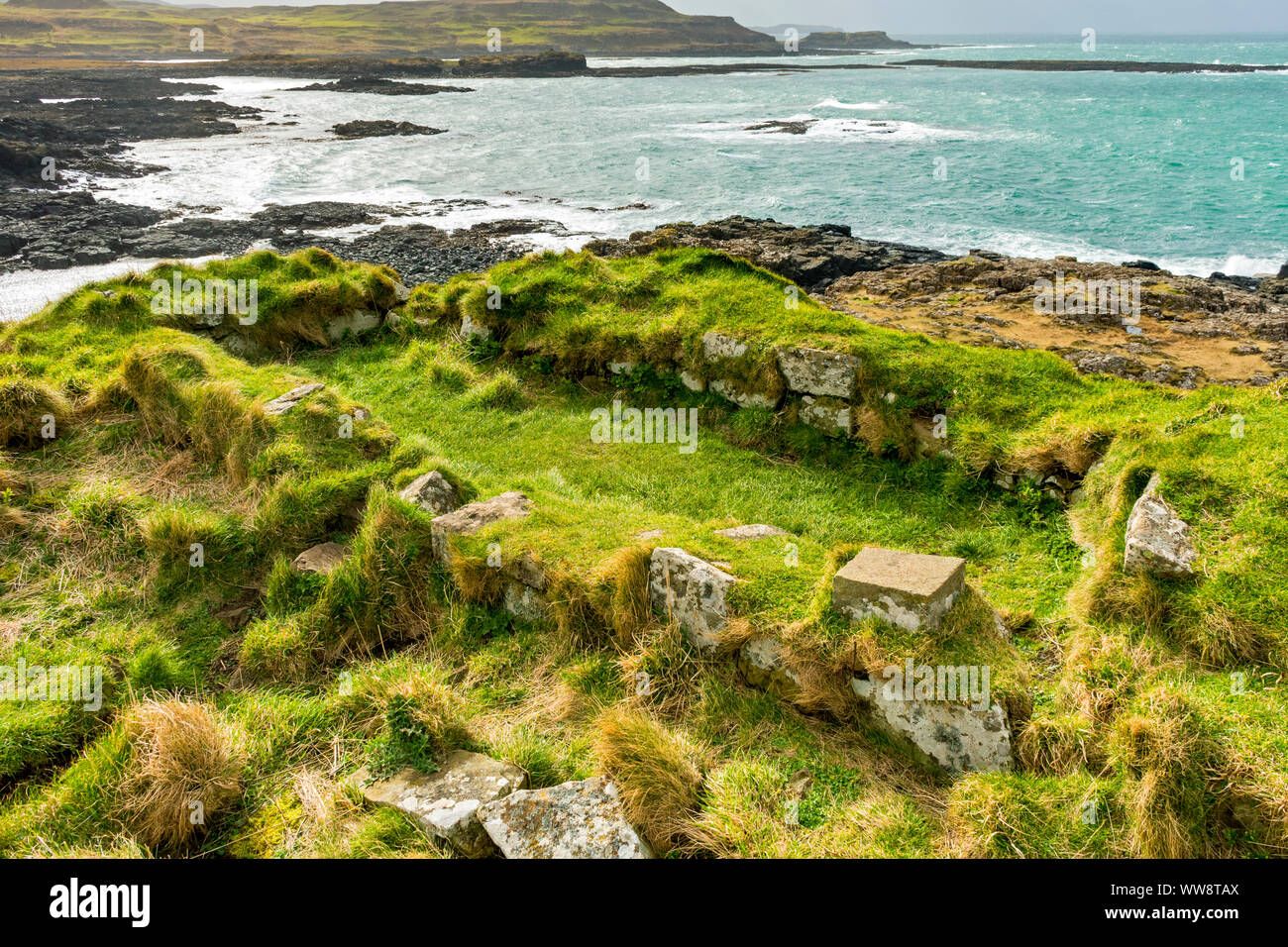 I resti di Dun Ara, un castello medievale vicino Sorne punto, Isle of Mull, Scotland, Regno Unito. Anche farro Dùn Ara. Foto Stock