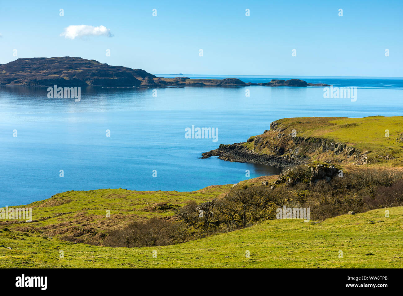 L'isola di Ulva sopra Loch Tuath, dal B8073 road, Isle of Mull, Scotland, Regno Unito Foto Stock