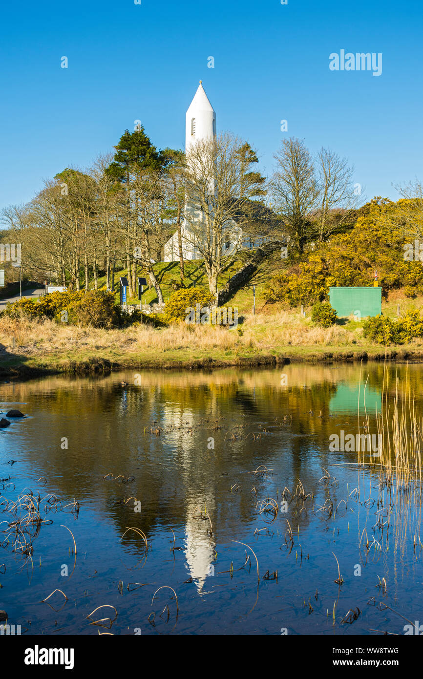 La torre circolare di Kilmore Chiesa riflessa in Loch na Cuilce a Dervaig, Isle of Mull, Scotland, Regno Unito Foto Stock