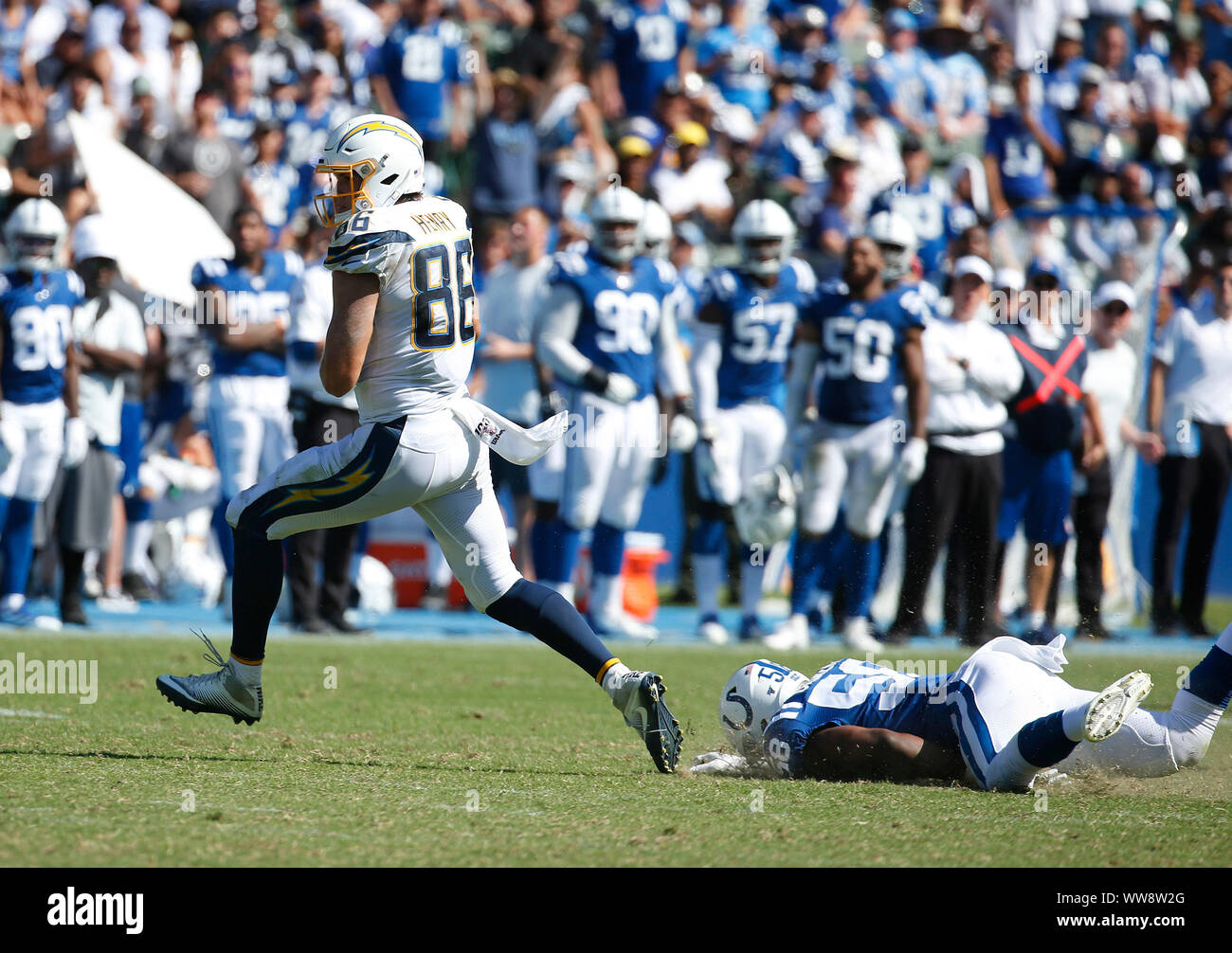 Settembre 08, 2019 Los Angeles Chargers estremità strette Hunter Henry (86) porta la palla dopo aver effettuato una dichiarazione delle catture durante il gioco di NFL tra il Los Angeles Chargers e Indianapolis Colts a dignità Salute Sport Park di Carson, California. Charles Baus/CSM. Foto Stock