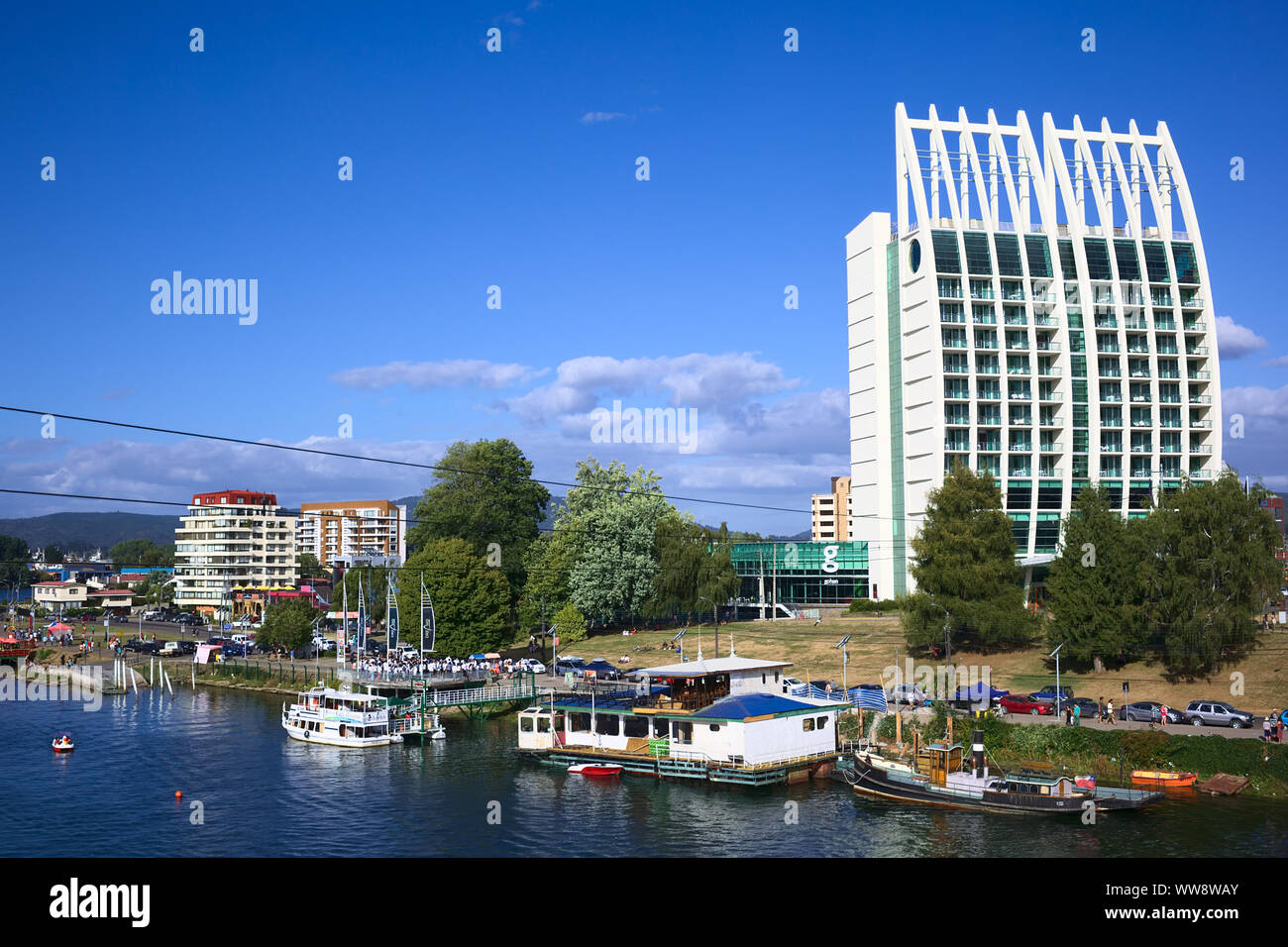 VALDIVIA, Cile - 3 febbraio 2016: Hotel sogni Pedro de Valdivia e il lungofiume nel centro città fotografata da un ponte Foto Stock