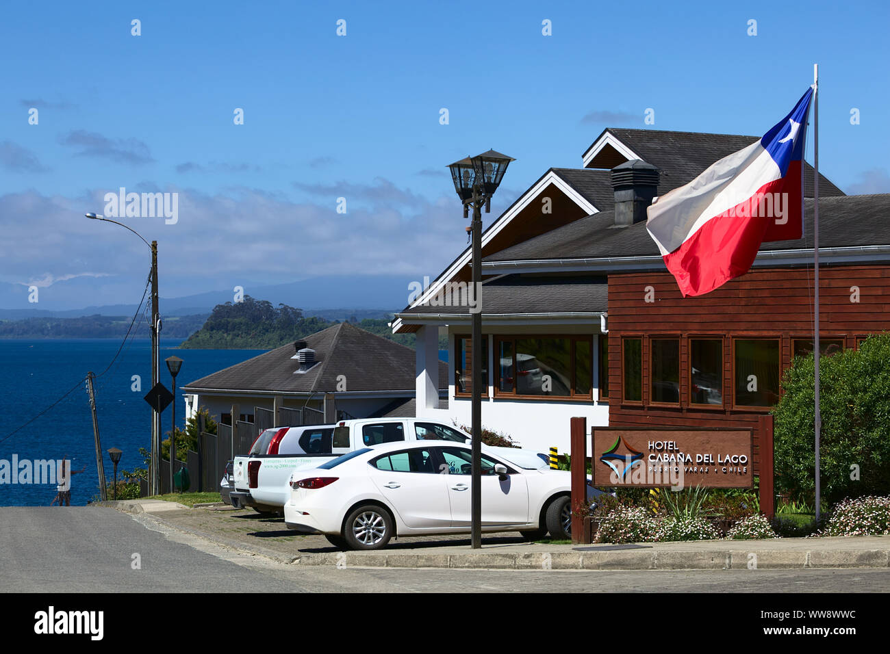 PUERTO VARAS, Cile - 11 novembre 2015: Hotel Cabana del Lago si trova lungo la strada Klener e affacciato sul Lago Llanquihue Foto Stock