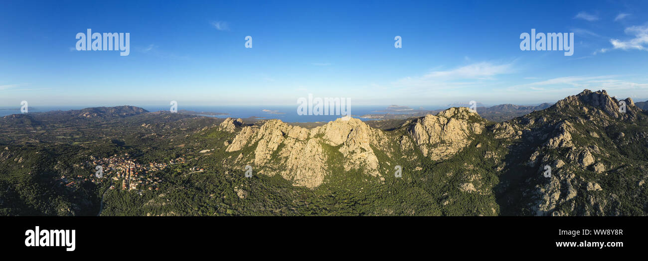 Vista da sopra, vista panoramica del paese di San Pantaleo. San Pantaleo è un tradizionale villaggio arroccato tra le montagne di granito della Gallura. Foto Stock