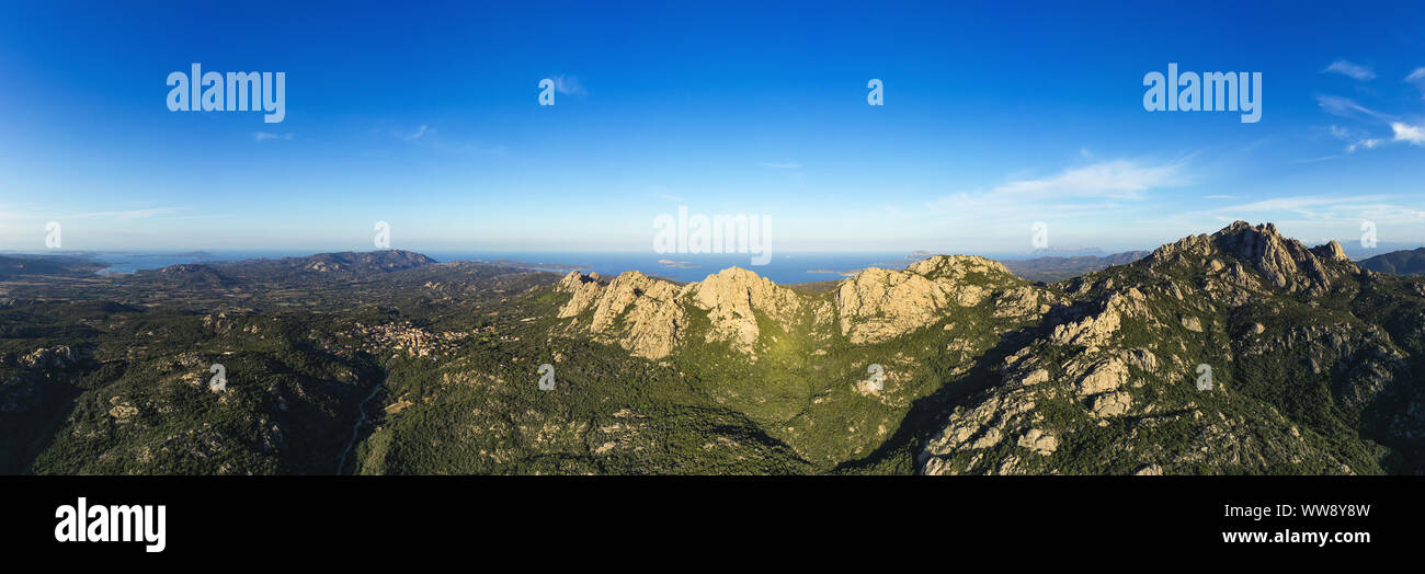 Vista da sopra, vista panoramica del paese di San Pantaleo. San Pantaleo è un tradizionale villaggio arroccato tra le montagne di granito della Gallura. Foto Stock