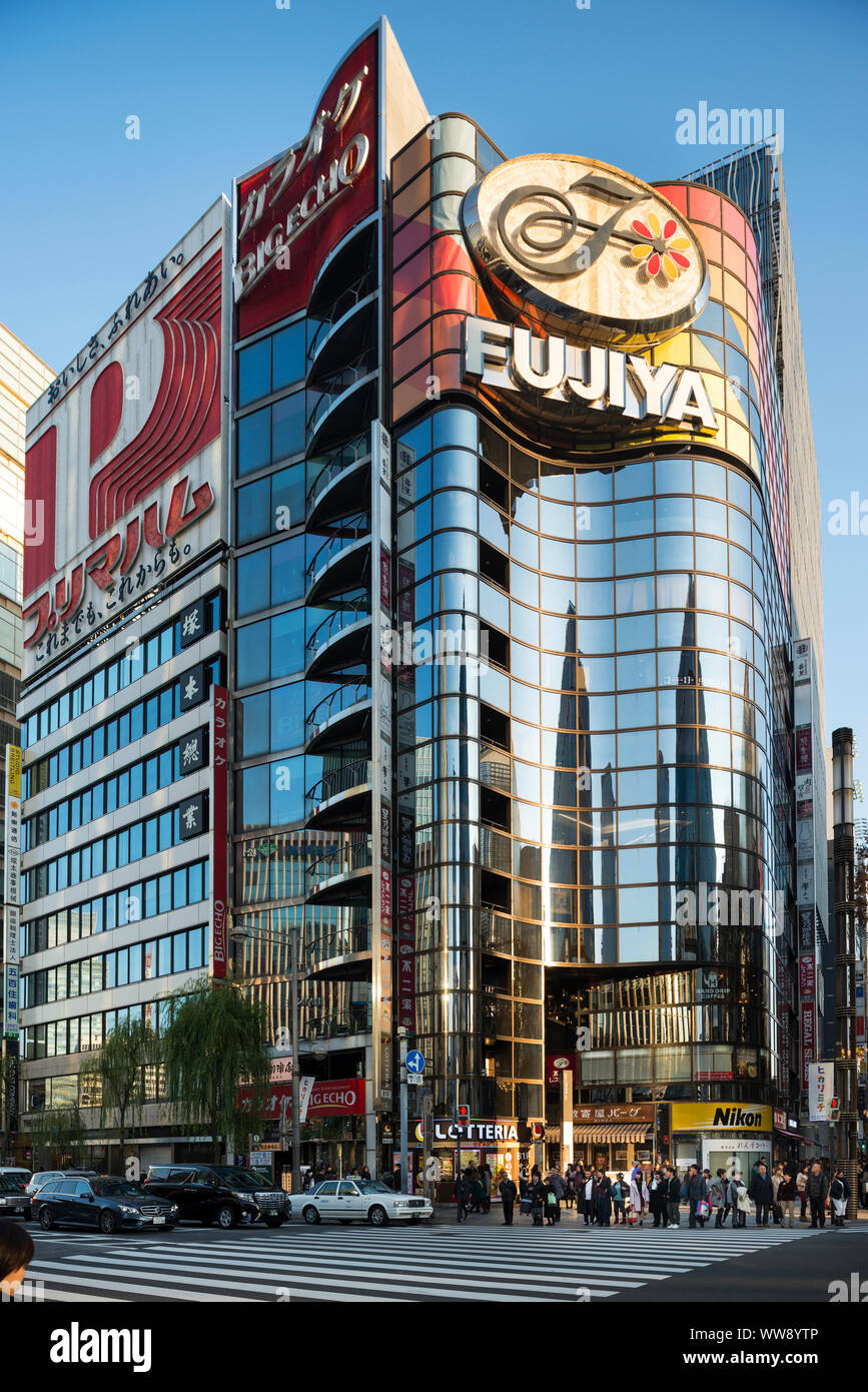 Fujiya edificio e Sukiyabashi Crossing, Tokyo, Giappone Foto Stock