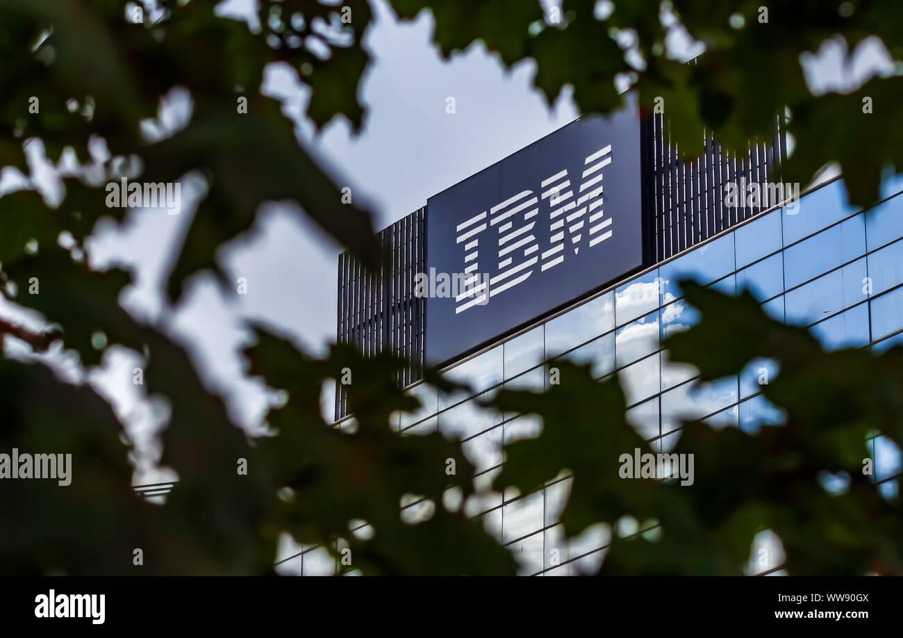 Bucarest, Romania - 11 Settembre 2019: il logo IBM è visibile sulla parte superiore della IBM GDC Romania edificio sede a Bucarest, Romania. Foto Stock