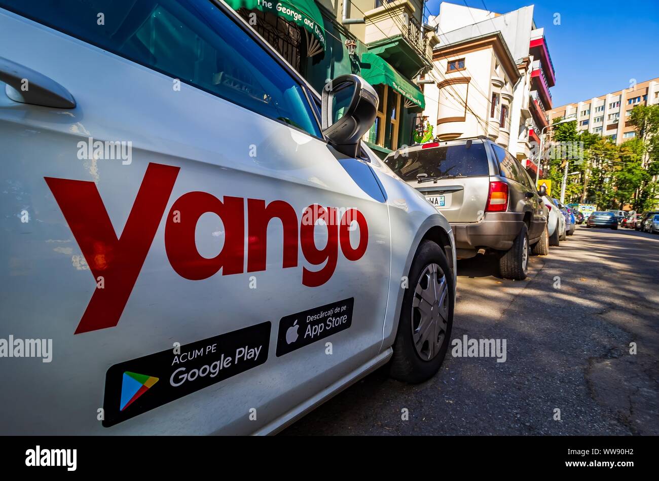 Bucarest, Romania - 09 Settembre 2019: un'auto con il logo Yango della multinazionale Yandex.Taxi BV appartenenti alla federazione multinazionale Foto Stock