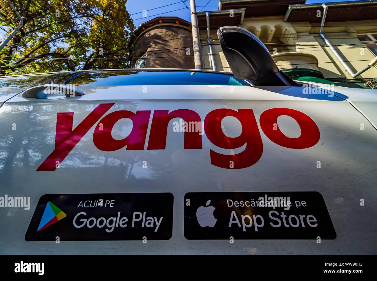Bucarest, Romania - 09 Settembre 2019: un'auto con il logo Yango della multinazionale Yandex.Taxi BV appartenenti alla federazione multinazionale Foto Stock