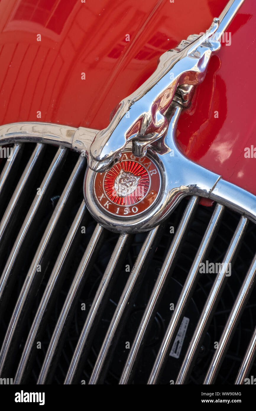 MELK, AUSTRIA- Agosto 16, 2019: Jaguar mascotte, dalla parte anteriore di una classic vintage Jaguar XK 150 con un cromato griglia del radiatore e una Jaguar in faccia Foto Stock