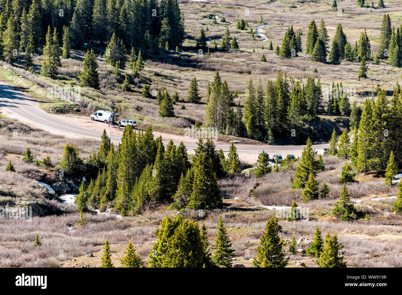 Aspen, Stati Uniti d'America - 3 Luglio 2019: Indipendenza Pass Rocky Mountain View e strada Scenic Byway in mattinata in Colorado e parcheggio per Lago Linkins Trailhe Foto Stock