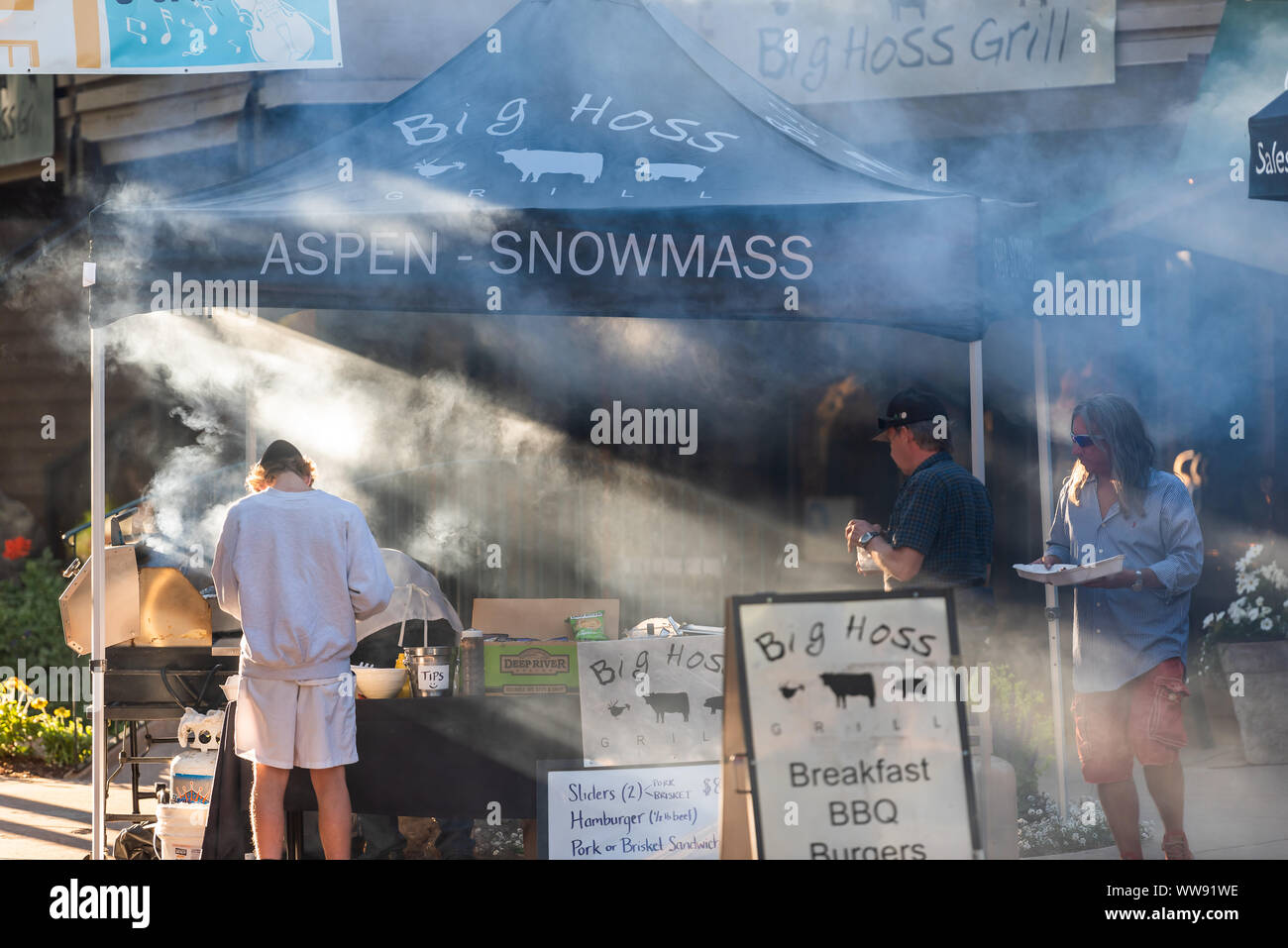 Aspen, Stati Uniti d'America - Luglio 4, 2019: Snowmass Village città e la gente in Colorado downtown con segno per venerdì presso il Festival Mall e il fumo dal cibo alla griglia Foto Stock