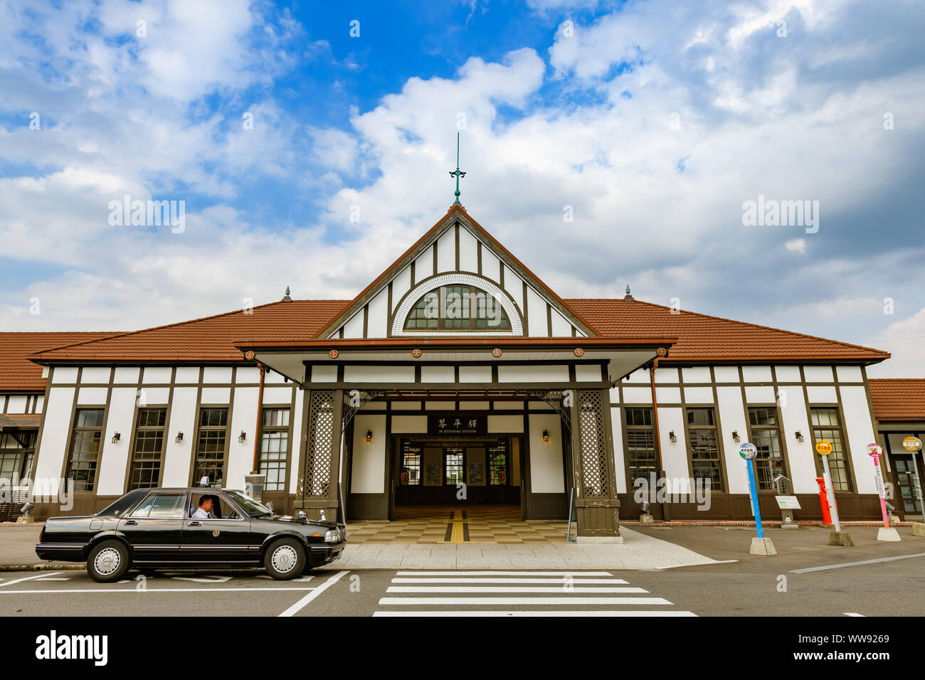 Kagawa, Giappone - 25 Luglio 2019: facciata principale della vecchia stazione ferroviaria Kotohira Station. Foto Stock