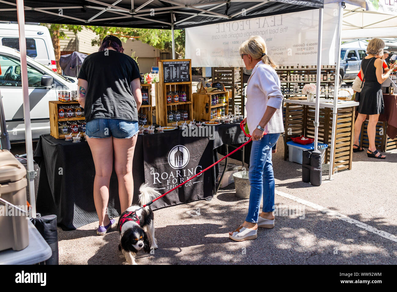 Basalto, Stati Uniti d'America - 14 Luglio 2019: persone rivenditori di prodotti di spezie in stand nel mercato degli agricoltori con visualizza all'aperto in estate street Foto Stock