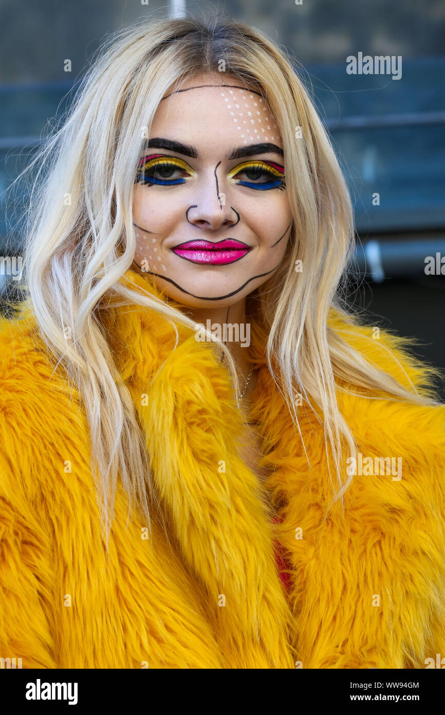 Londra, Regno Unito. Xiii Sep, 2019. Un appassionato di moda è visto indossare un cappotto alla moda presso la London Fashion Week. Credito: SOPA Immagini limitata/Alamy Live News Foto Stock