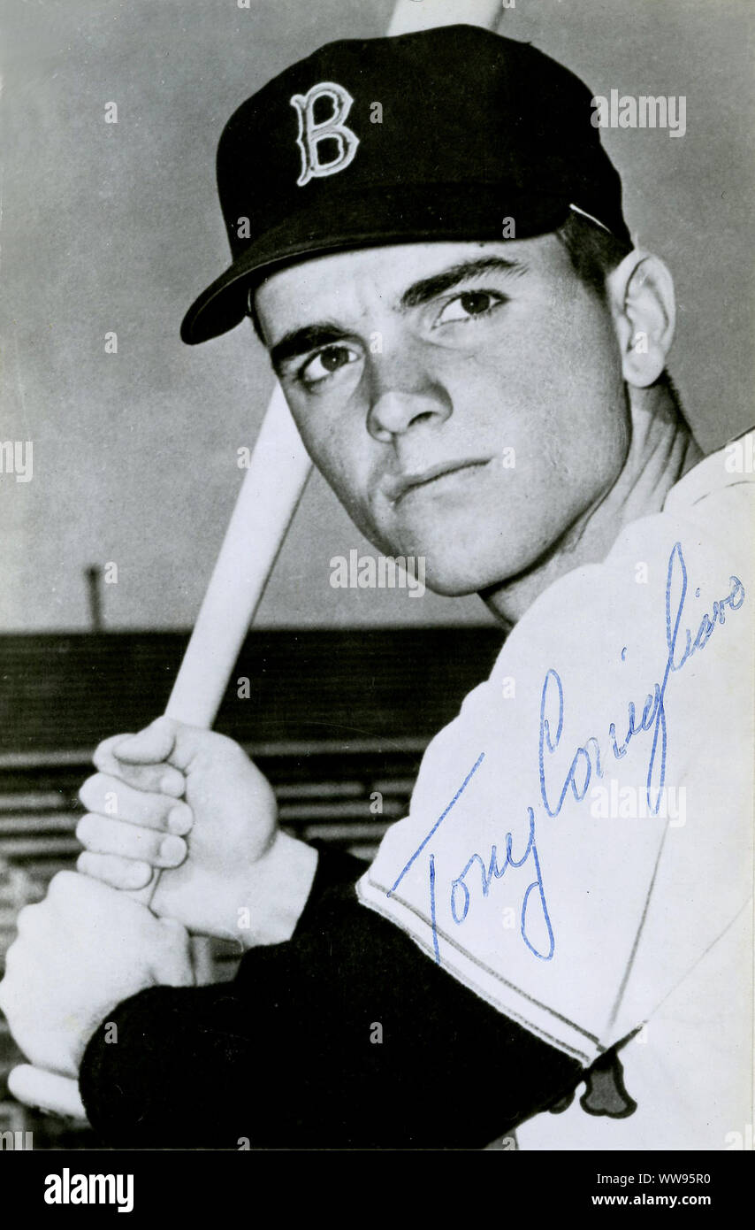 Foto autografate di Tony Conigliaro che come un giovane rising star player con Boston Red Sox negli anni sessanta è stato colpito in pieno volto con un passo e non ha mai riacquistato il suo stato, sebbene egli ha giocato ancora fino alla metà degli anni settanta. Foto Stock