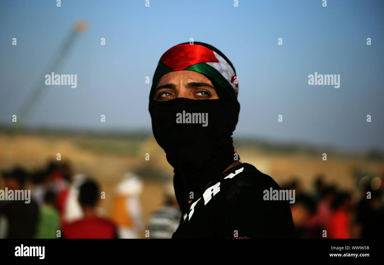 La striscia di Gaza, la Palestina. Xiii Sep, 2019. Una mascherata manifestante palestinese durante un anti-Israeliano dimostrazione presso il Israel-Gaza recinzione di confine nel sud della striscia di Gaza. Credito: SOPA Immagini limitata/Alamy Live News Foto Stock