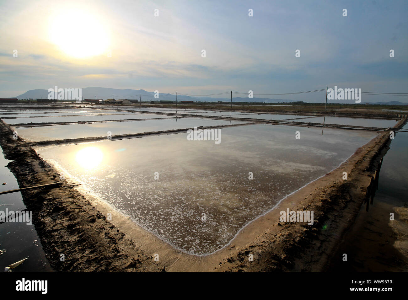 Vasta fattoria di sale nella campagna di Kampot Cambogia durante un caldo tramonto tropicale estivo, la vita rurale candida e il sostentamento Foto Stock