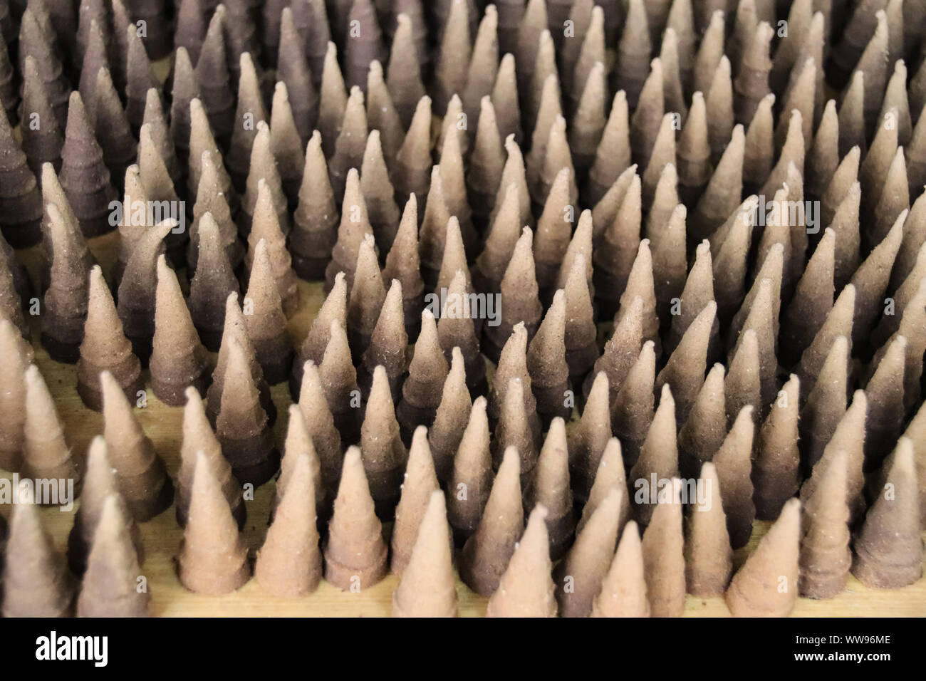 Coni di incenso fatti a mano venduti come souvenir tradizionali dalla gente di Hmong che vive in SA pa, Vietnam Foto Stock