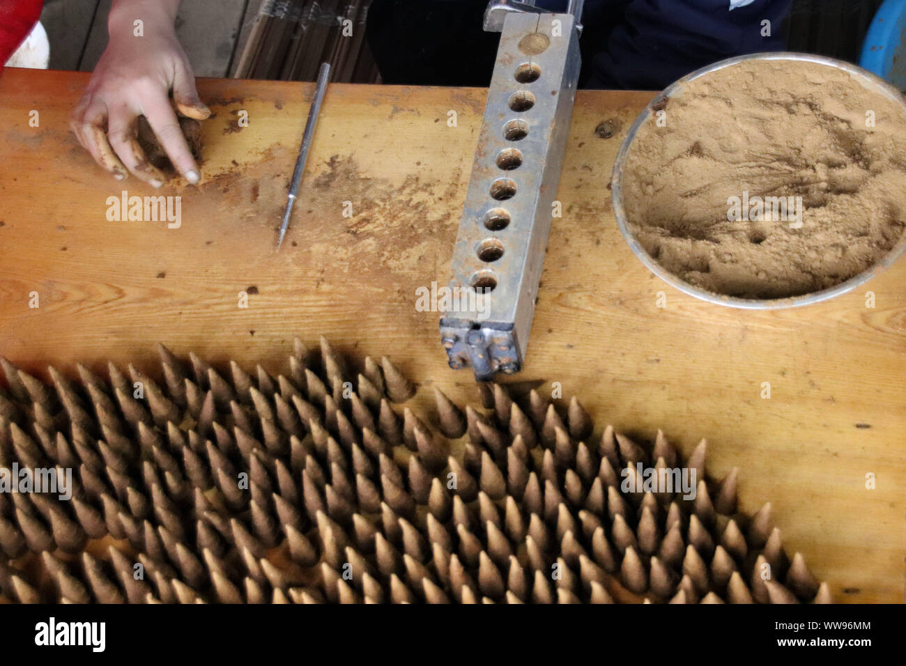 Coni di incenso fatti a mano venduti come souvenir tradizionali dalla gente di Hmong che vive in SA pa, Vietnam Foto Stock