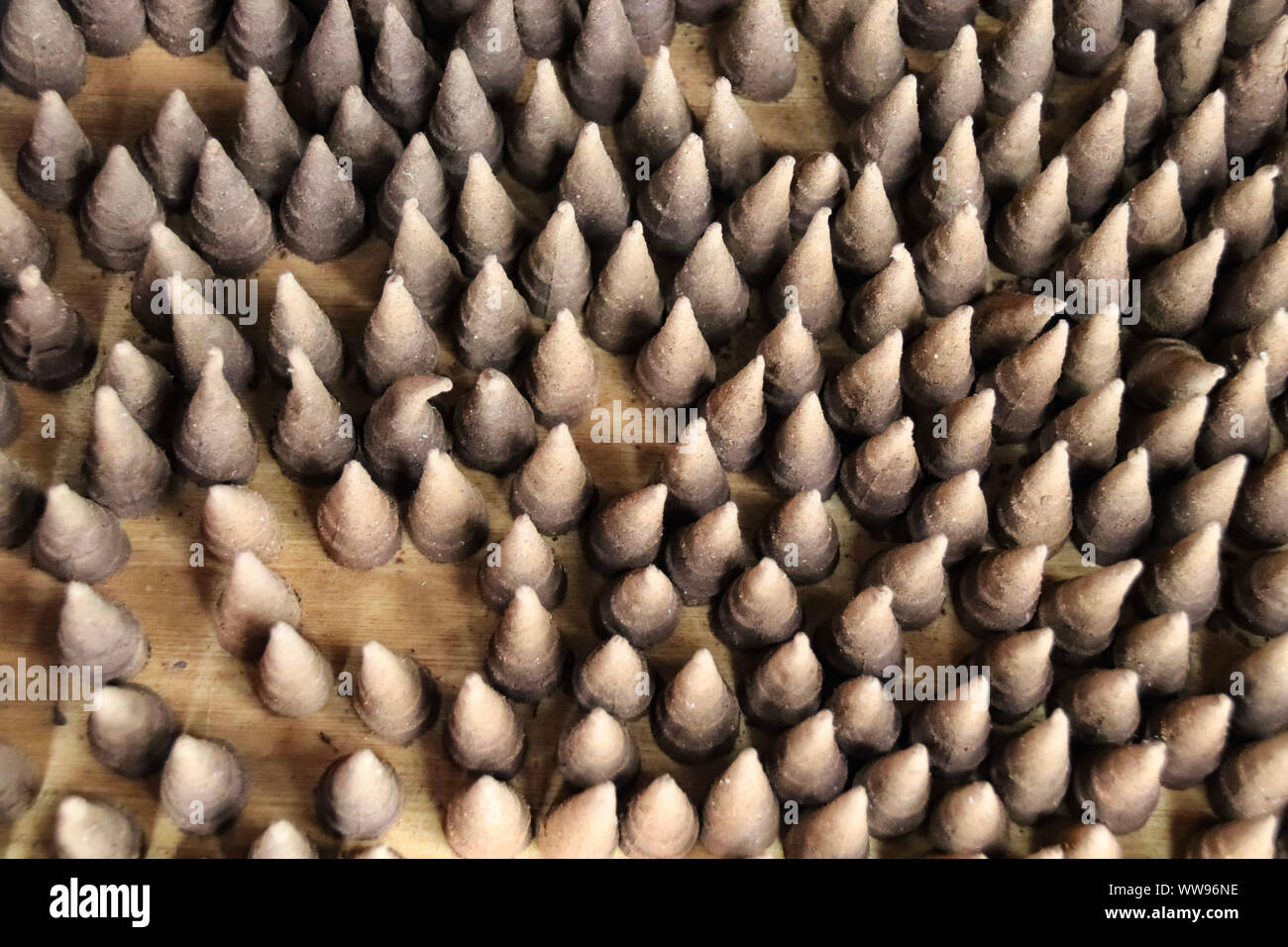 Coni di incenso fatti a mano venduti come souvenir tradizionali dalla gente di Hmong che vive in SA pa, Vietnam Foto Stock