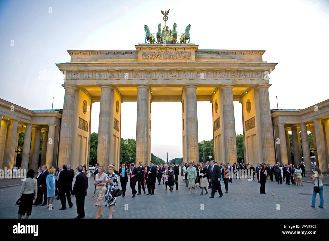 La Porta di Brandeburgo (Brandenburger Tor) è il simbolo più riconoscibile di Berlino. Germania Foto Stock