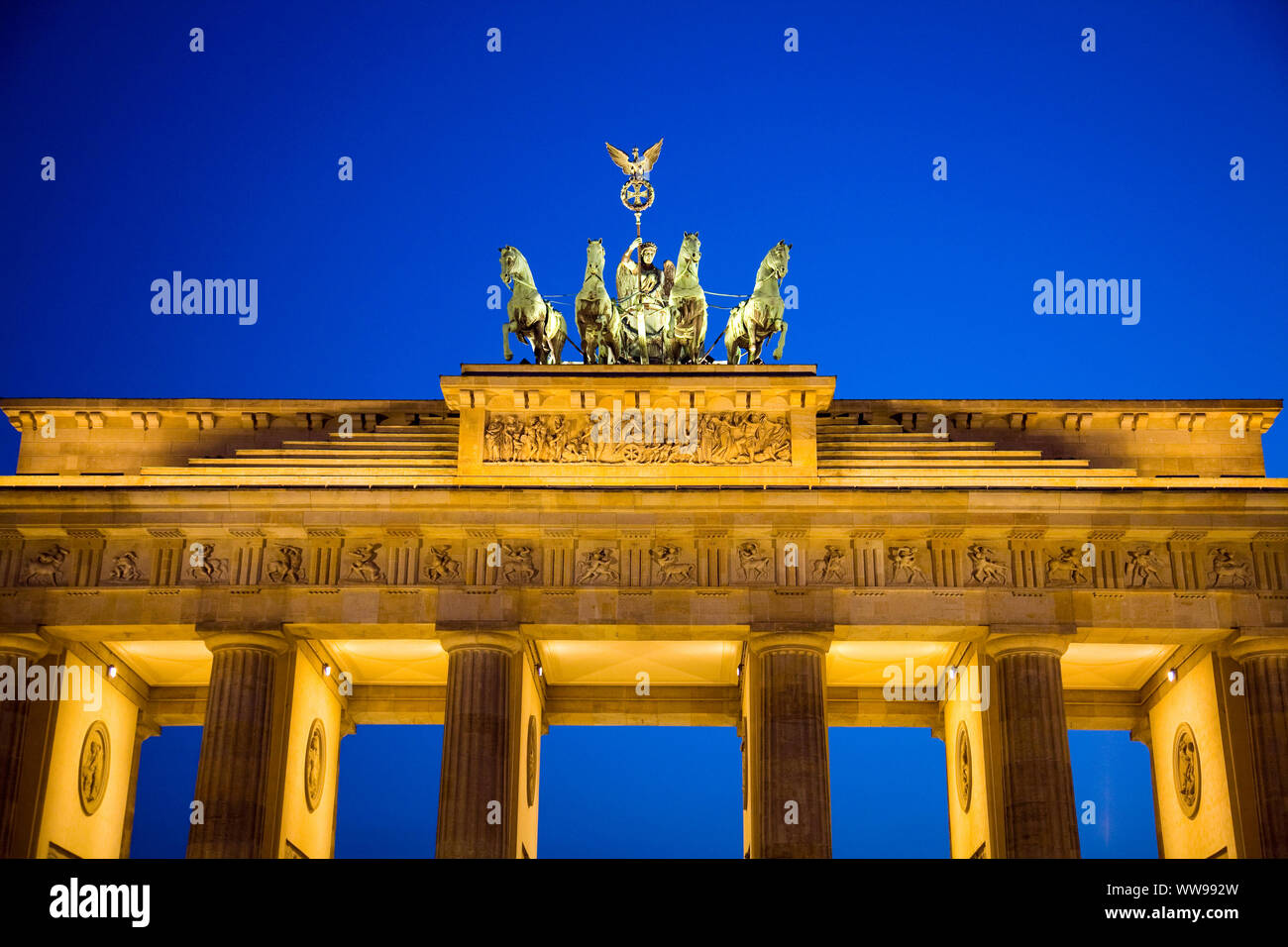 La Porta di Brandeburgo (Brandenburger Tor) è uno dei più riconoscibili simboli di Berlino. Germania Foto Stock