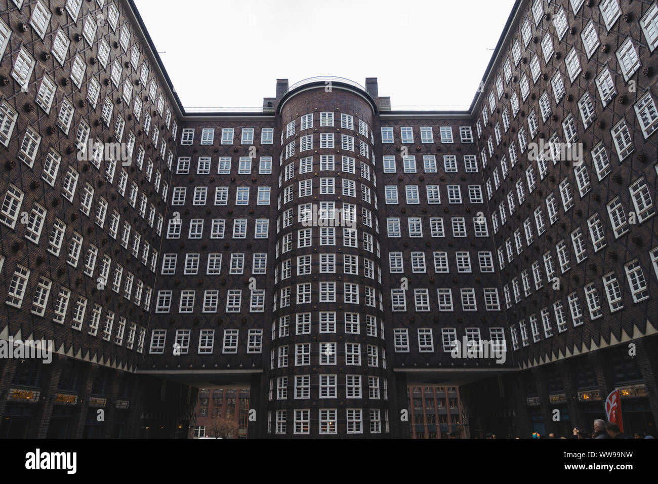 Le vaste schiere di windows nel cortile dell'edificio Sprinkenhof di Amburgo, Germania. Progettato da Fritz Höger e completato nel 1943 Foto Stock