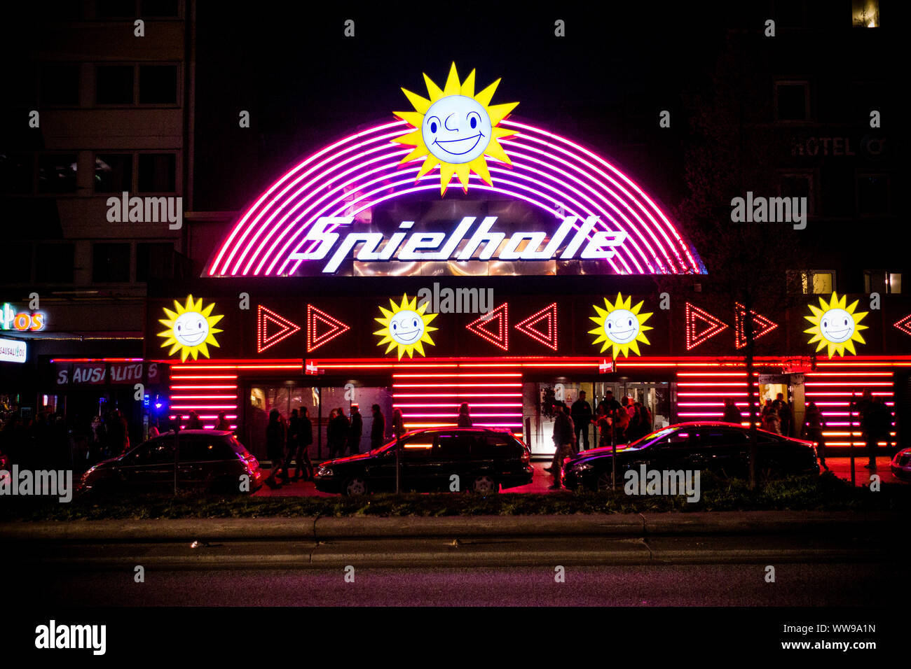 Il neon incandescente ingresso MERKUR Spielothek / Spielhalle galleria video visto di notte sul Reeperbahn Amburgo, Germania Foto Stock