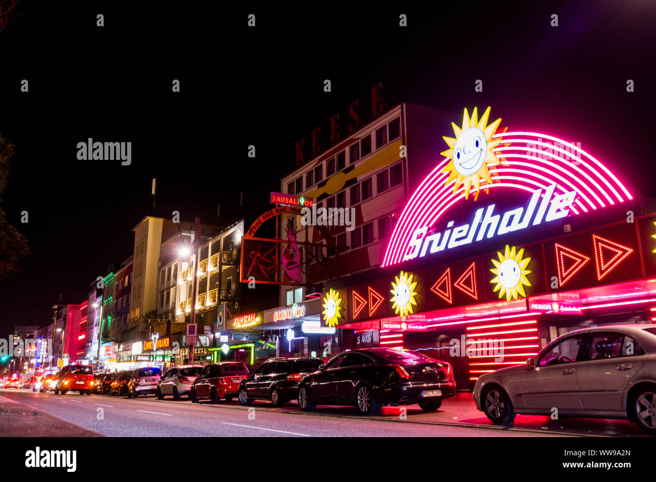 Il neon incandescente ingresso MERKUR Spielothek / Spielhalle galleria video visto di notte sul Reeperbahn Amburgo, Germania Foto Stock