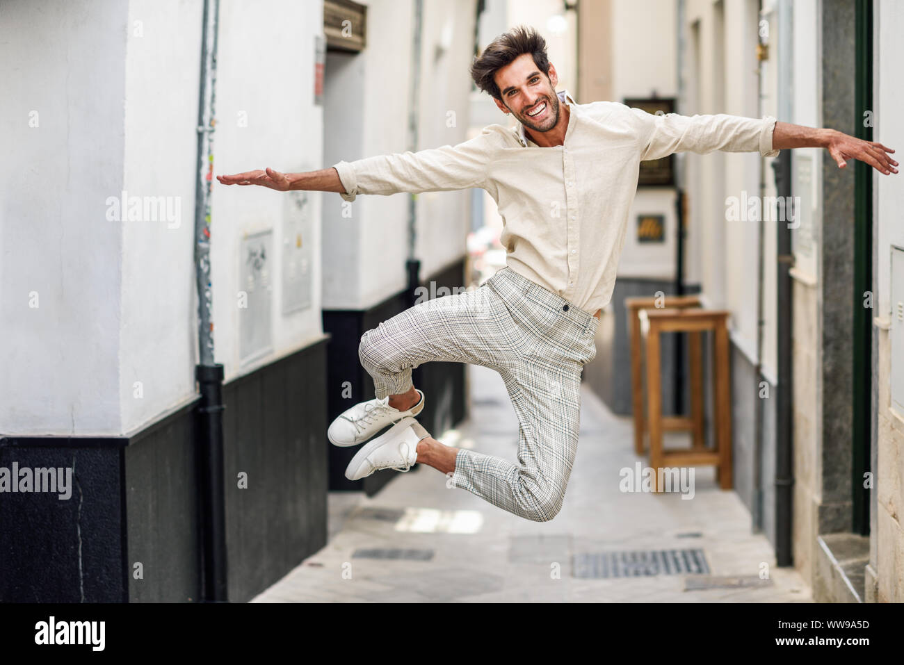 Giovani funny man jumping in strada. Foto Stock
