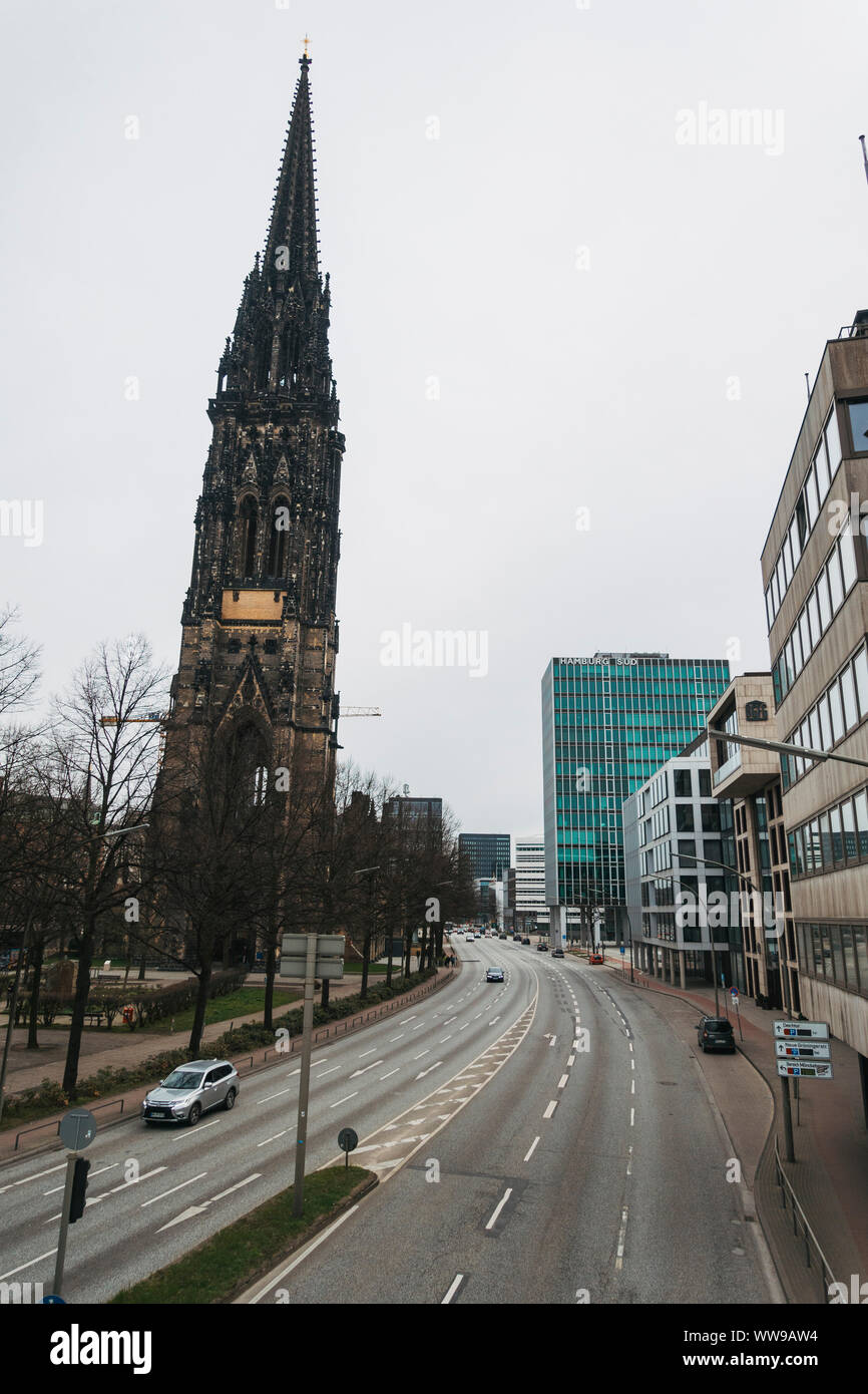 Una vista della precedente guerra-distrutta chiesa ora san Nikolai Memorial e autostrada adiacente strada su un tetro inverno di giorno in Amburgo, Germania Foto Stock