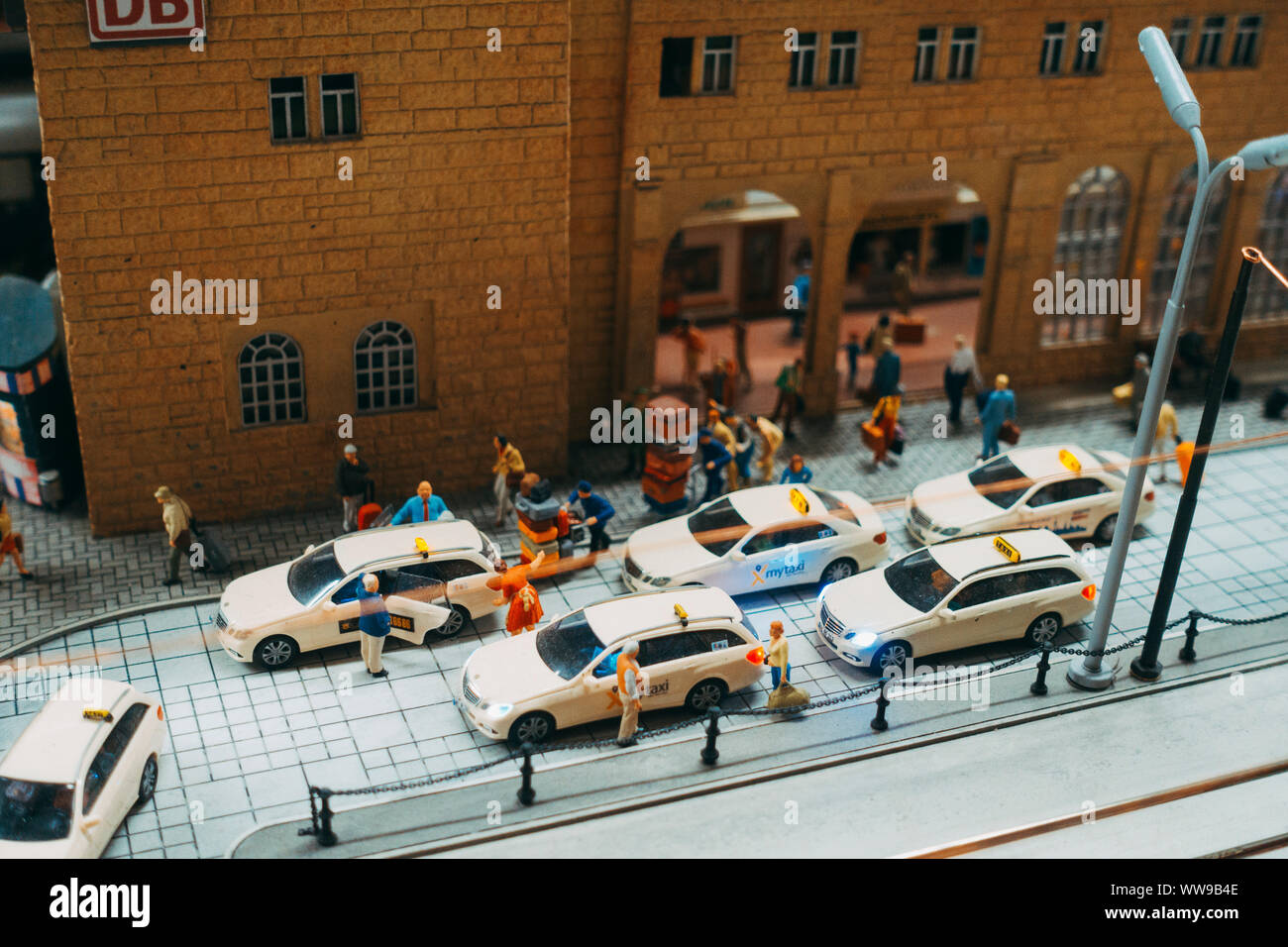 Modello in miniatura taxi fuori un miniaturizzati di stazione centrale di Amburgo, visto a Miniatur Wunderland, Amburgo, Germania Foto Stock