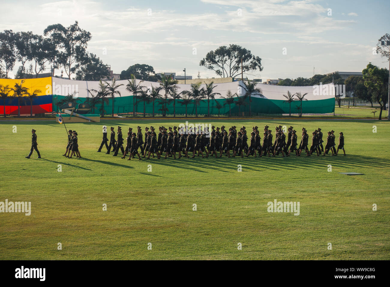 I giovani funzionari di polizia-in-formazione di marzo in unisono durante una cerimonia di laurea a Santander generale nazionale accademia di polizia, Bogotà, Colombia Foto Stock