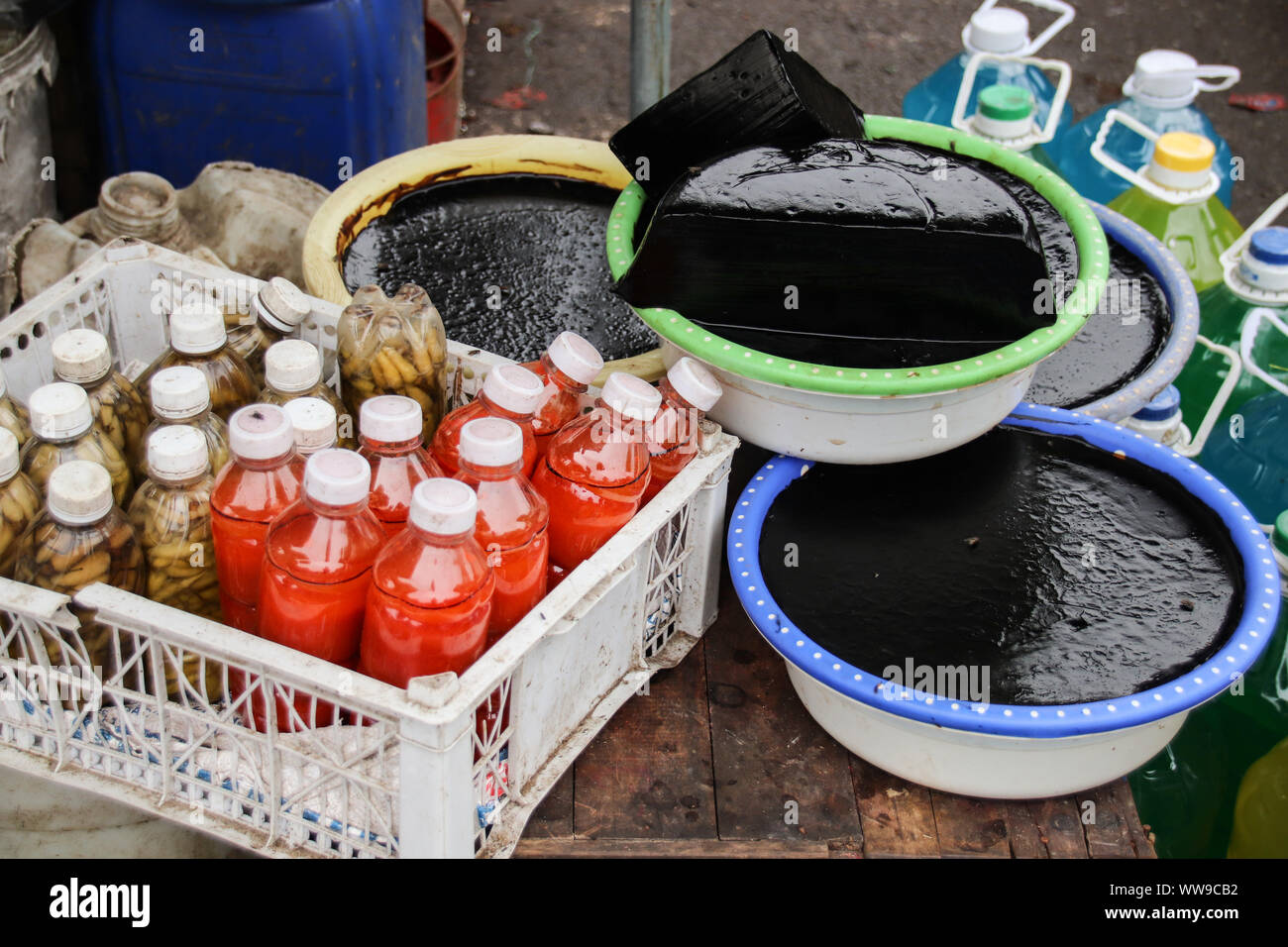 Gelatina d'erba o Suong Sao fatta da pianta di mesona cinese, venduta nel mercato locale in Hue Vietnam Foto Stock