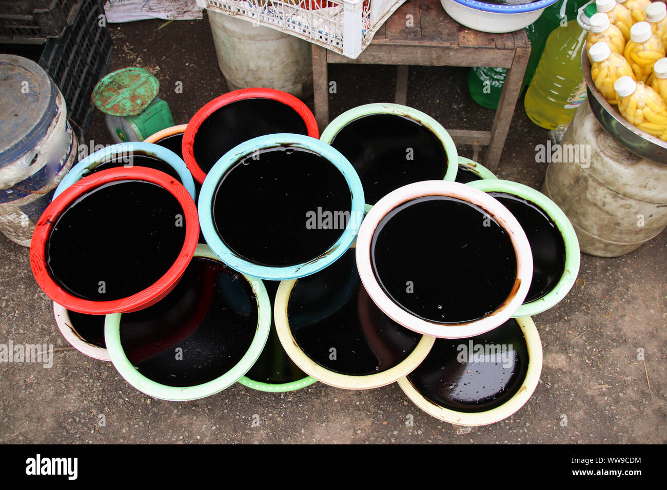 Gelatina d'erba o Suong Sao fatta da pianta di mesona cinese, venduta nel mercato locale in Hue Vietnam Foto Stock